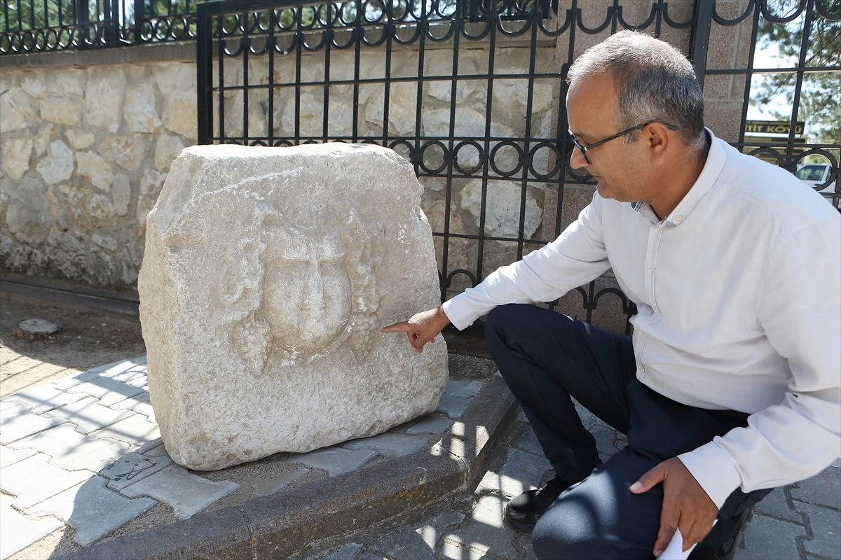 Çorum'da Dionysos kabartmalı litus bulundu