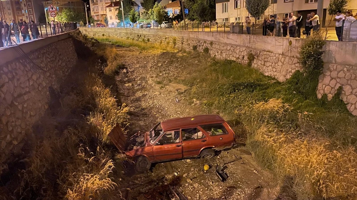 Çorum'un İskilip ilçesinde otomobil akarsu yatağına düştü, 3 kişi yaralandı