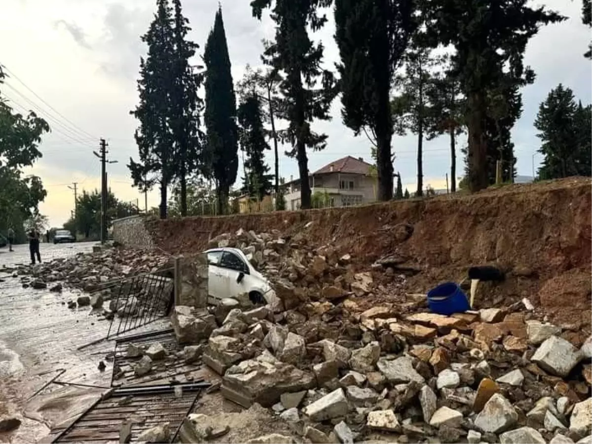 Denizli'de meslek lisesinin istinat duvarı çöktü, otomobil kullanılamaz hale geldi