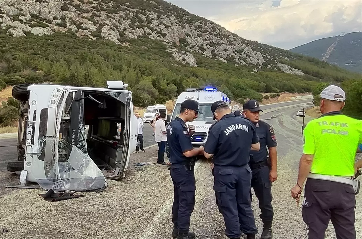 Denizli'de midibüs devrildi: 26 kişi yaralandı