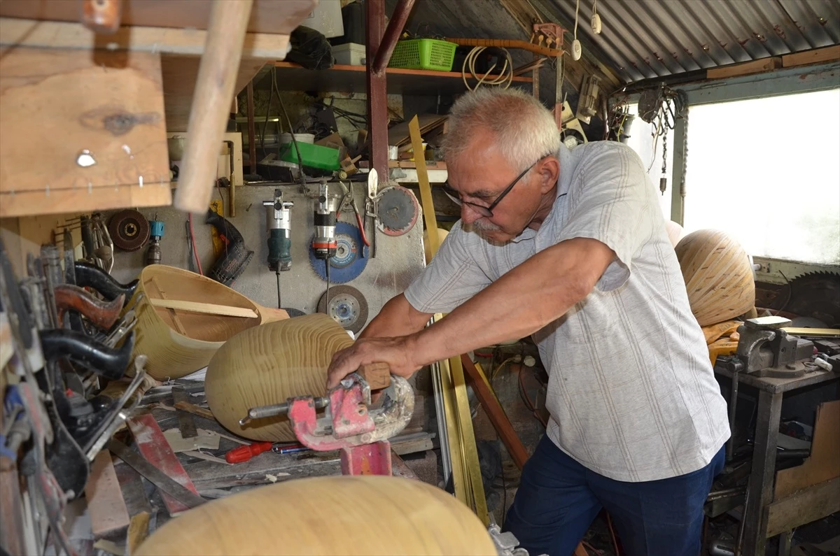 Depremde hasar gören bağlama ustası sazlarını yurt içi ve yurt dışına satıyor