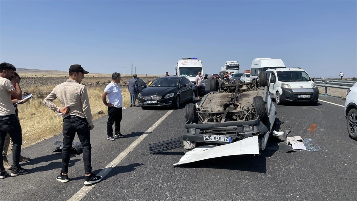 Diyarbakır'da otomobil refüje çarparak devrildi, 3 kişi yaralandı