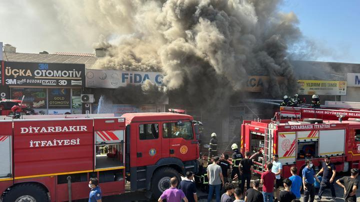 Diyarbakır’da sanayi sitesinde yangın! 4 iş yerine yayıldı