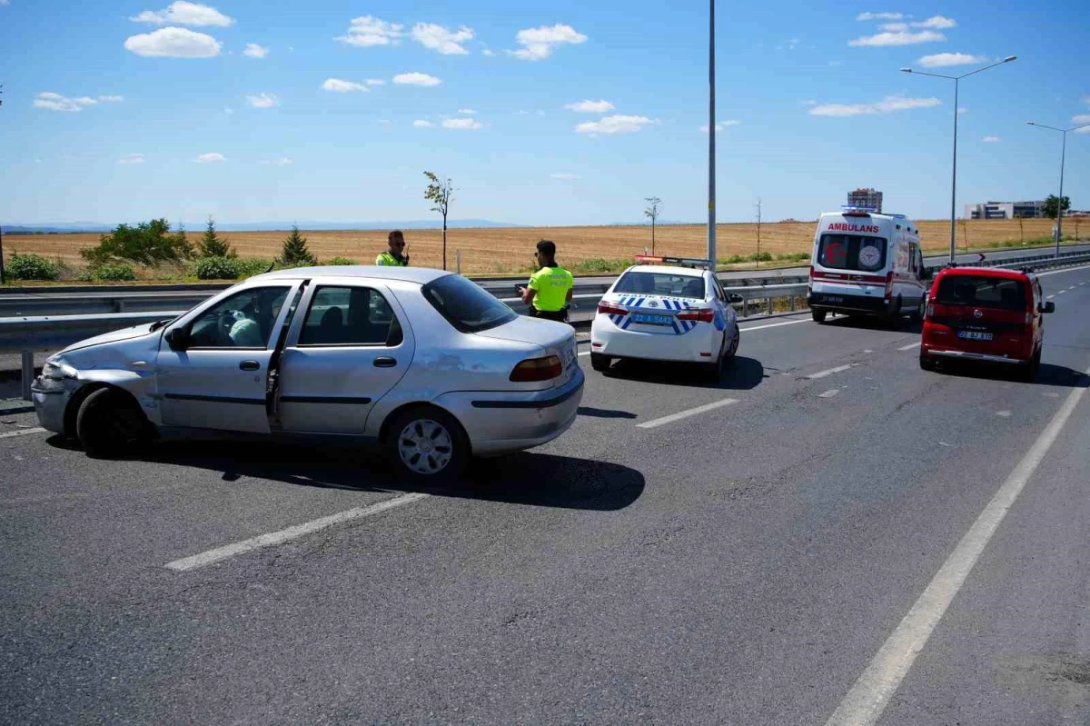 Edirne'de Otomobil Kazası: 2 Kişi Yaralandı