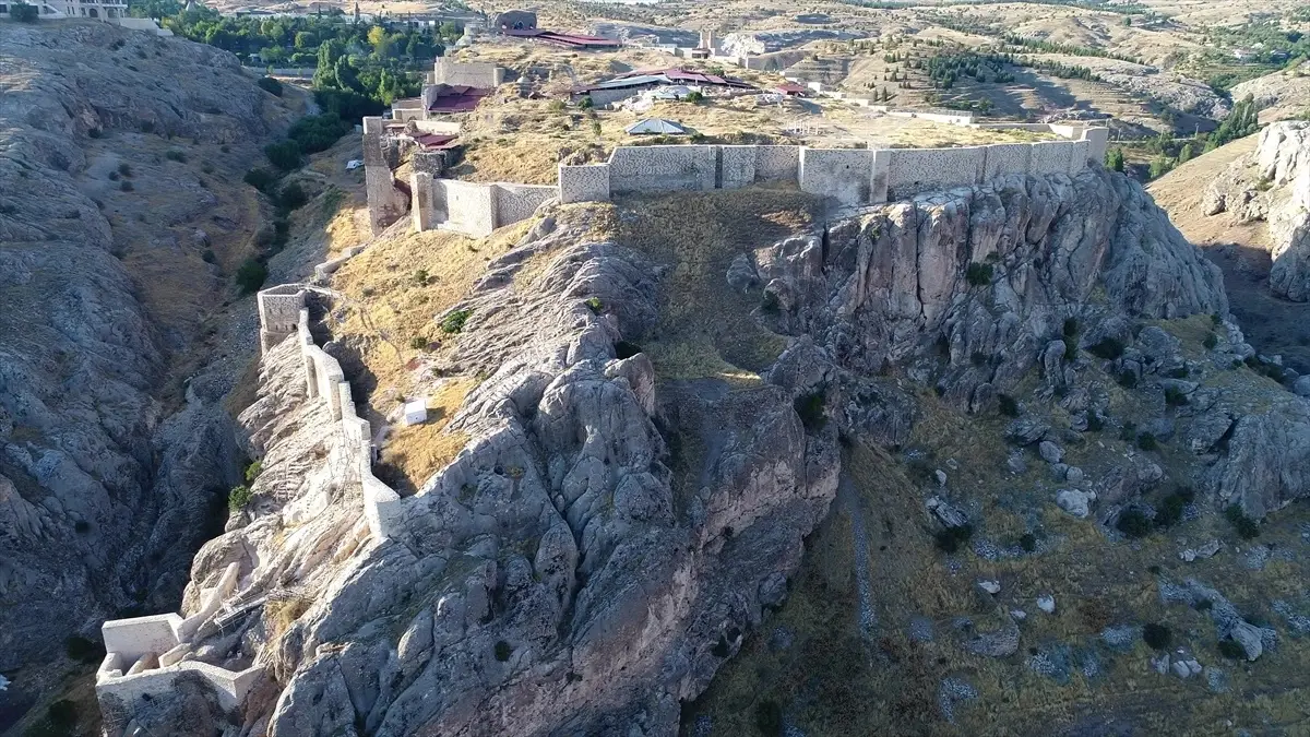 Elazığ'da Harput Kalesi'nde 1000 yıllık sanayi sitesi bulundu