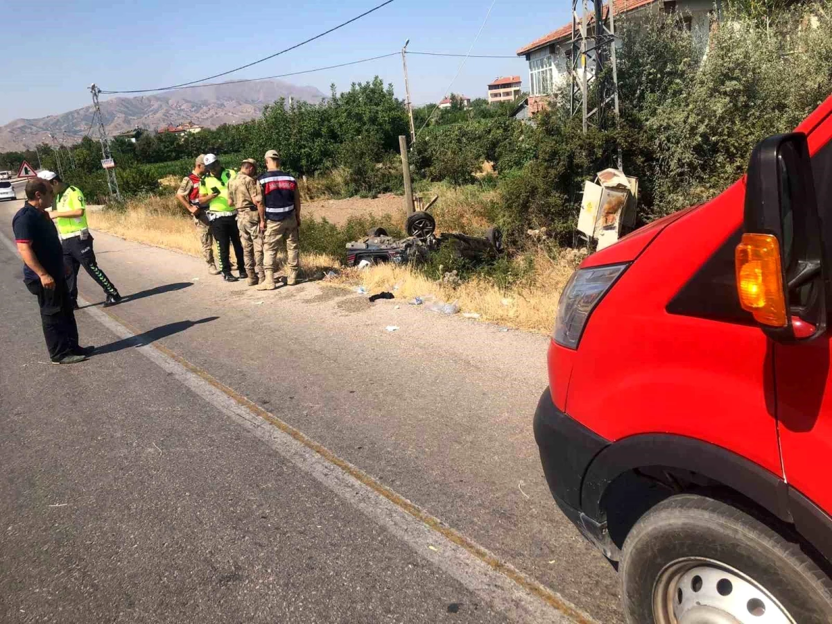 Elazığ'da Lastiği Patlayan Otomobil Takla Attı: 5 Yaralı