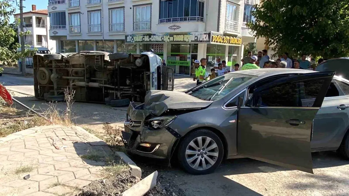 Elazığ'da otomobil ile çarpışan minibüs yan yattı