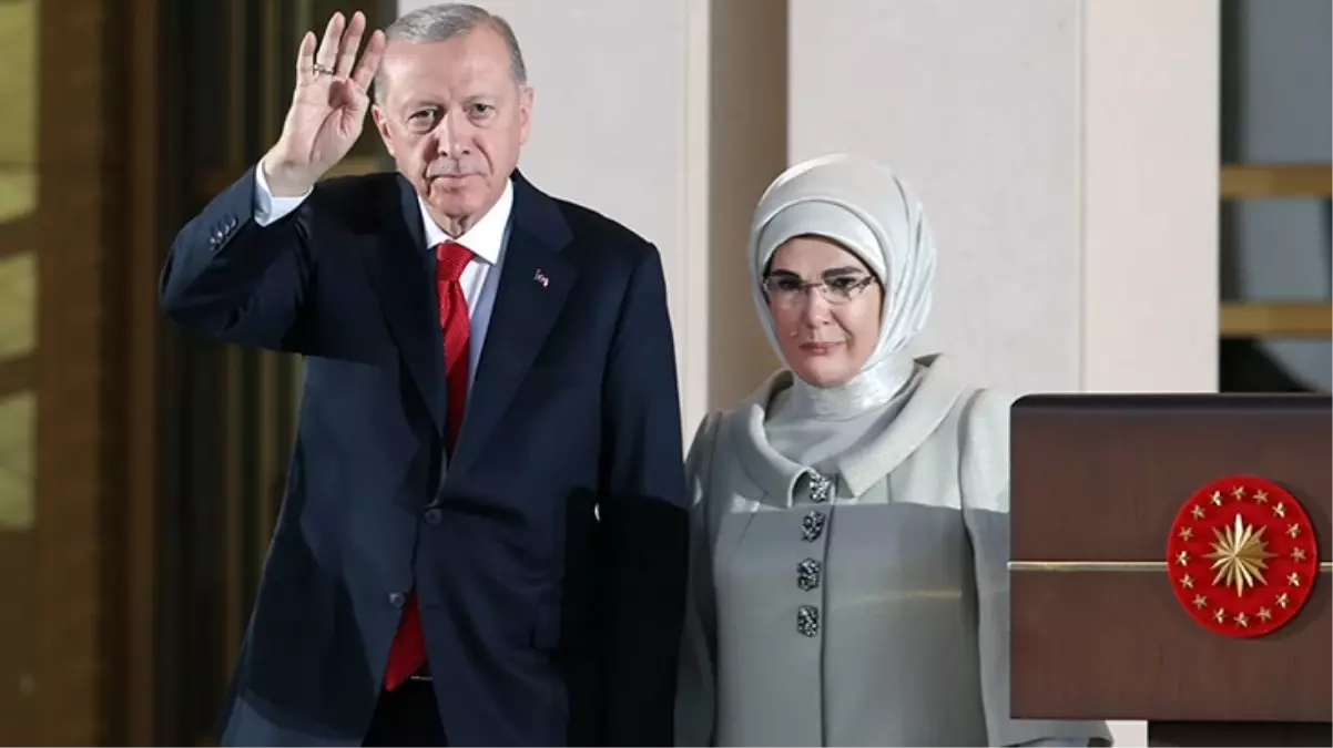 Emine Erdoğan'ın "30 Ağustos" şıklığı