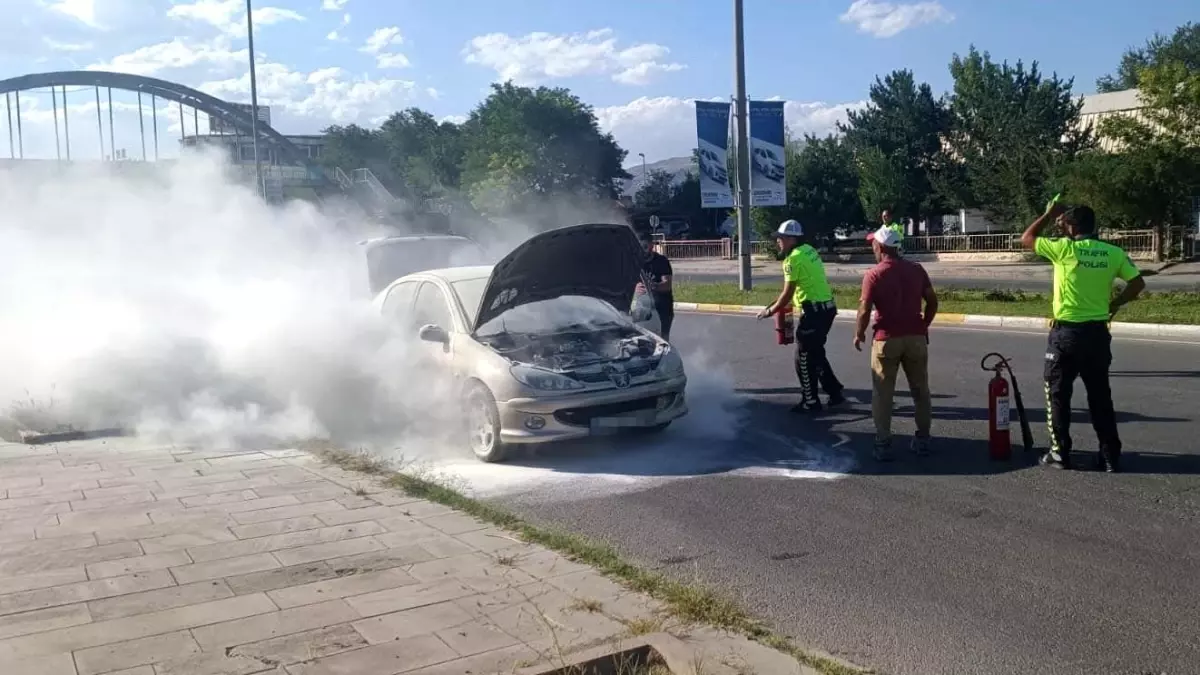 Erzincan'da Aşırı Sıcaklar Nedeniyle Otomobil Alev Aldı