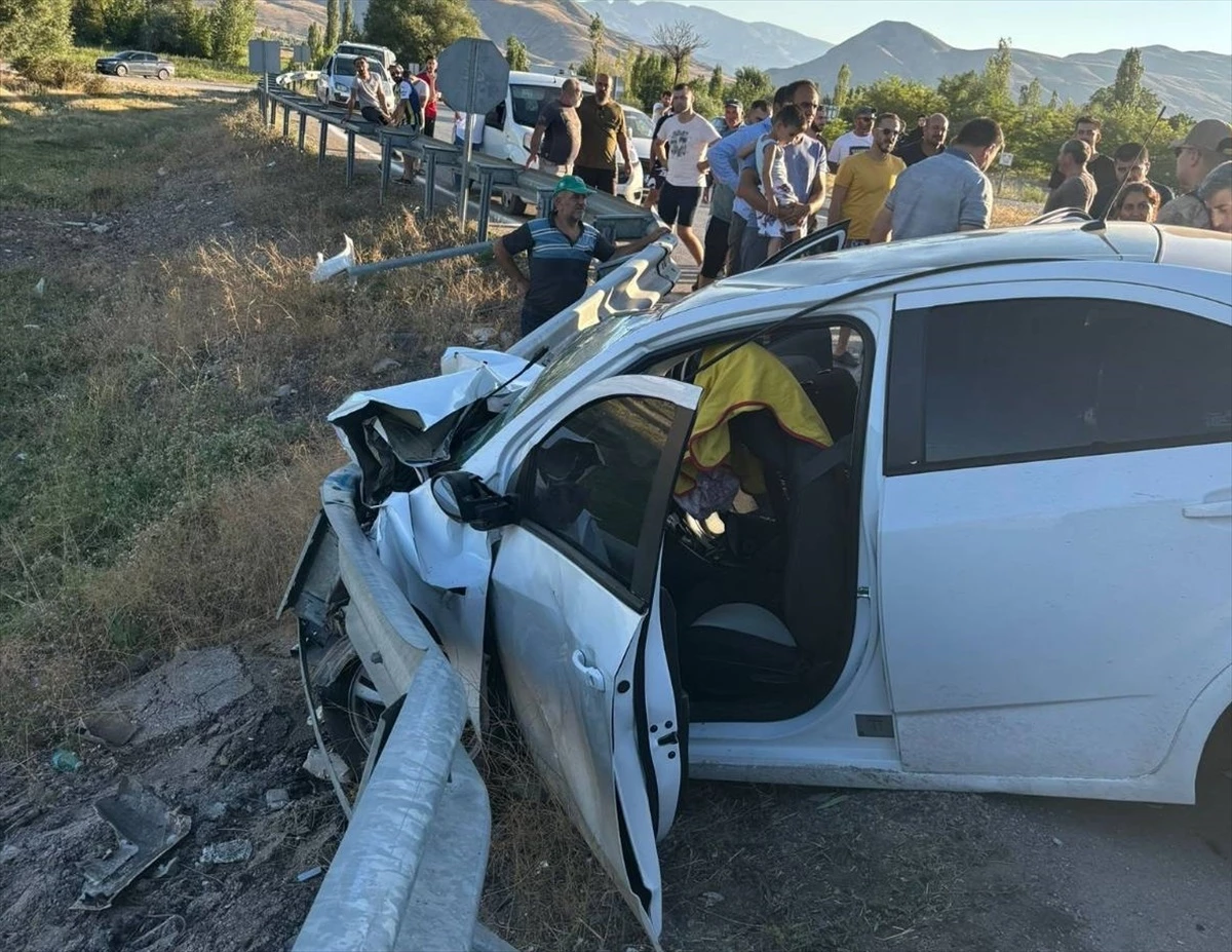 Erzincan'da Otomobil Çarpışması: 2'si Çocuk, 8 Kişi Yaralandı