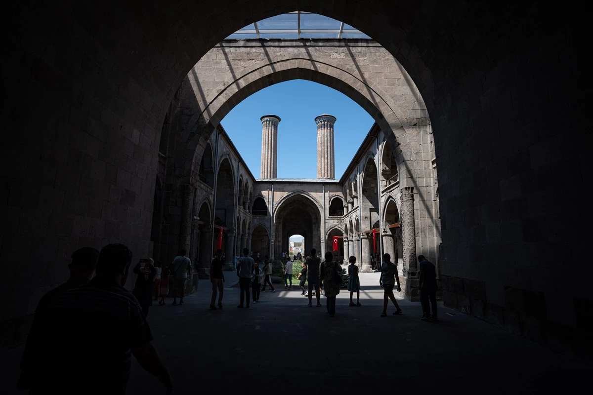 Erzurum Çifte Minareli Medrese'de sergilenen 113 eser dikkat çekiyor