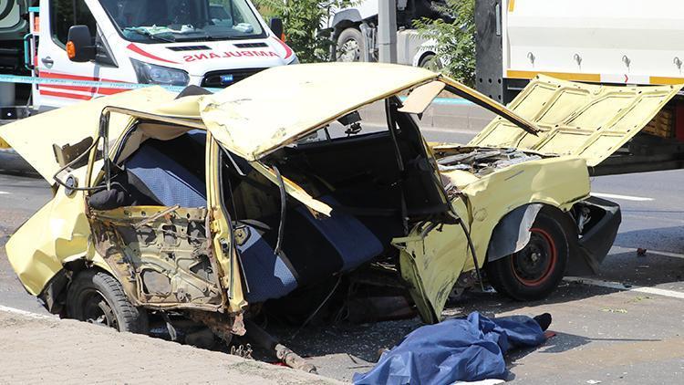 Feci kazada otomobil ikiye bölündü: 1 ölü, 3 yaralı