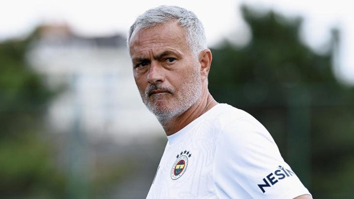 Fenerbahçe'de Jose Mourinho'dan Okan Buruk'a olay sözler! '4 metre sahaya girdiğinde kart görmüyor'