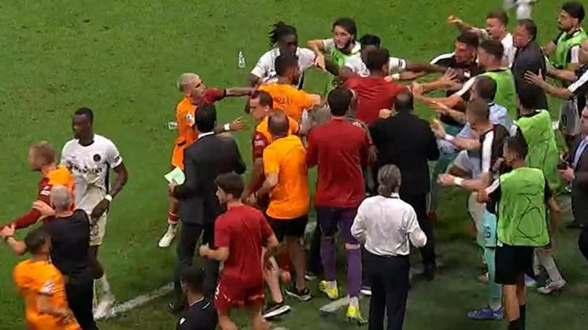 Galatasaray - Young Boys maçında saha karıştı: Muslera çıldırdı! Berkan iterek çıkardı