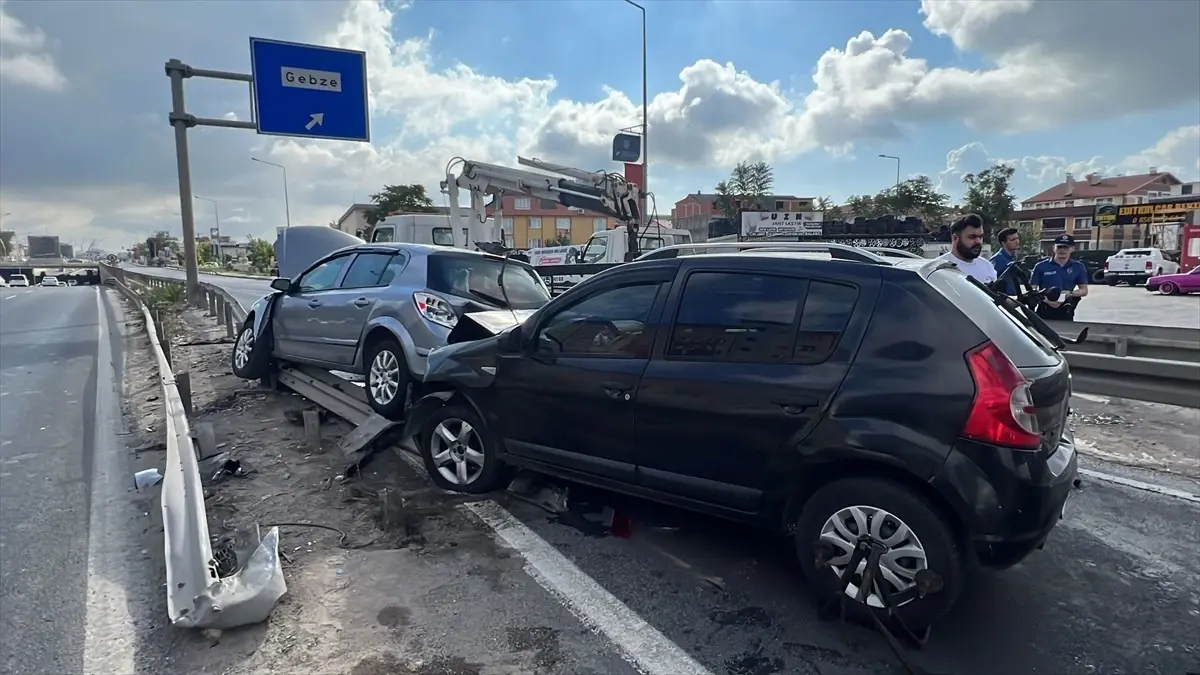 Gebze'de Otomobil Çarpışması: 2 Yaralı