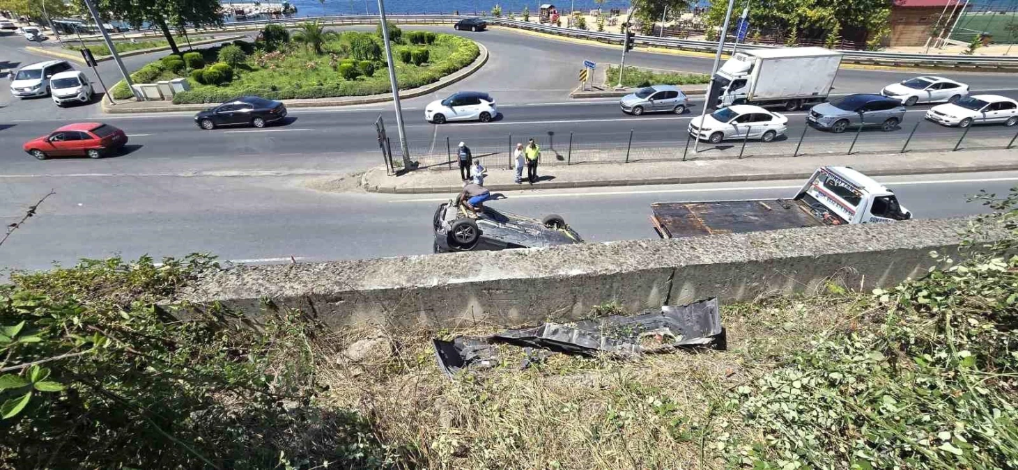 Gölcük'te otomobil 6 metre yükseklikten uçtu, yolcu yaralandı