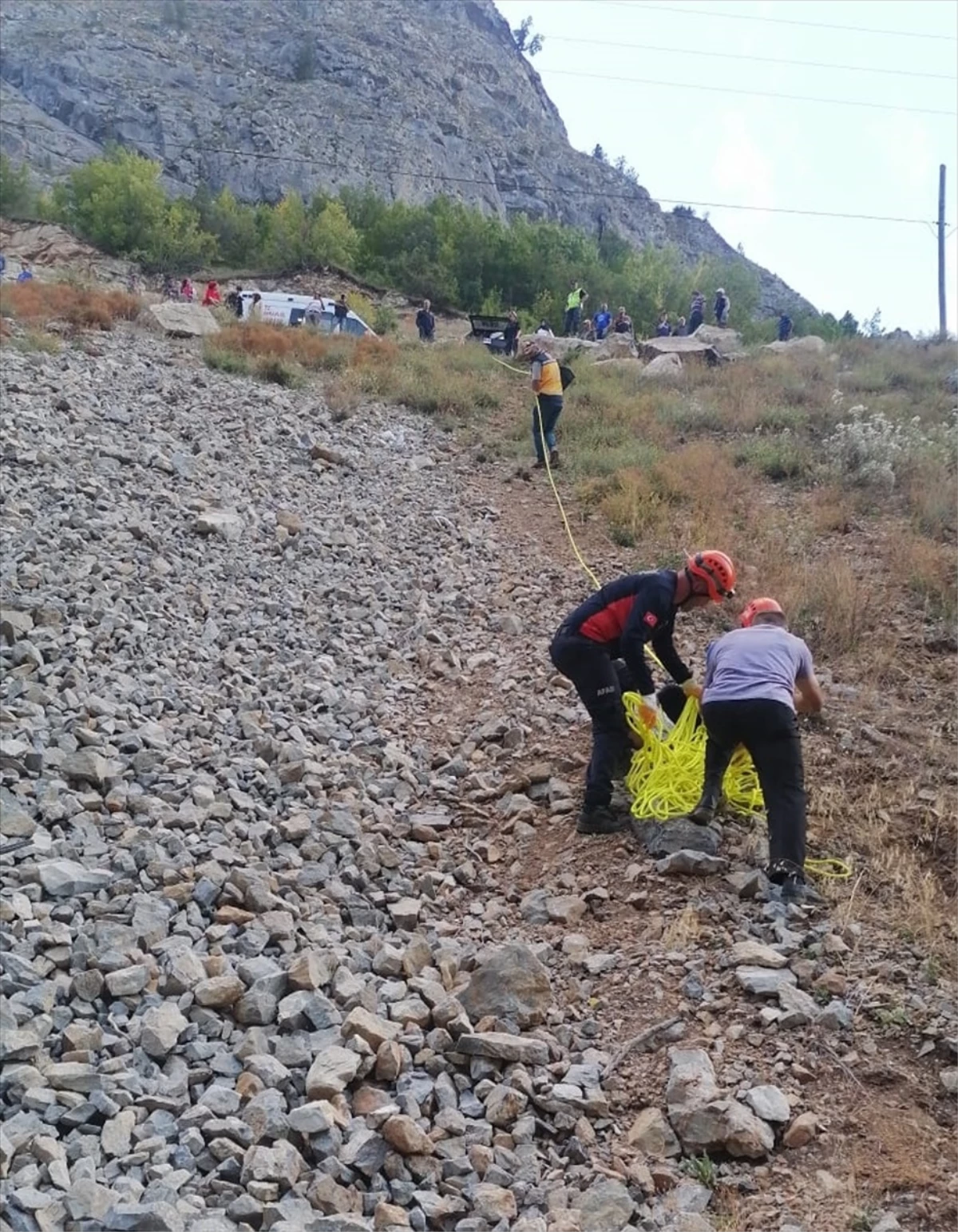 Gümüşhane'de Otomobil Dereye Yuvarlandı: 1 Yaralı