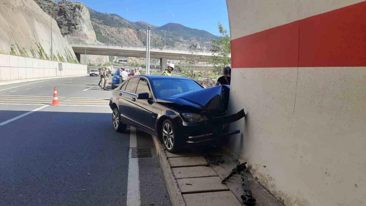 Gümüşhane'de Otomobil Tünel Girişinde Kaza: 2 Yaralı