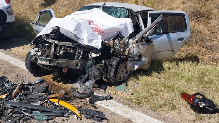 İki otomobil kafa kafaya çarpıştı: 2 ölü, 1 ağır yaralı