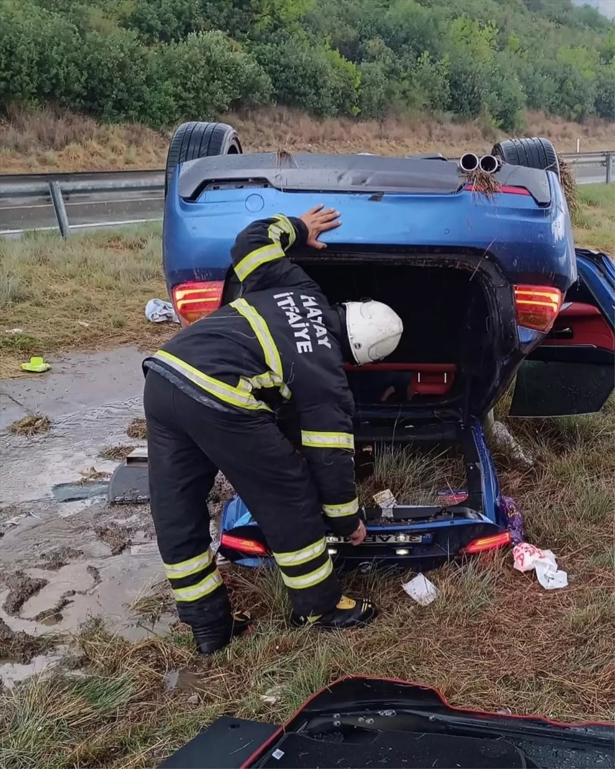 İskenderun'da şarampole devrilen otomobilde 3 kişi yaralandı