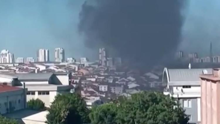 İstanbul'da korkutan yangın! Dumanlar kilometrelerce öteden görüldü... Ekipler müdahale ediyor