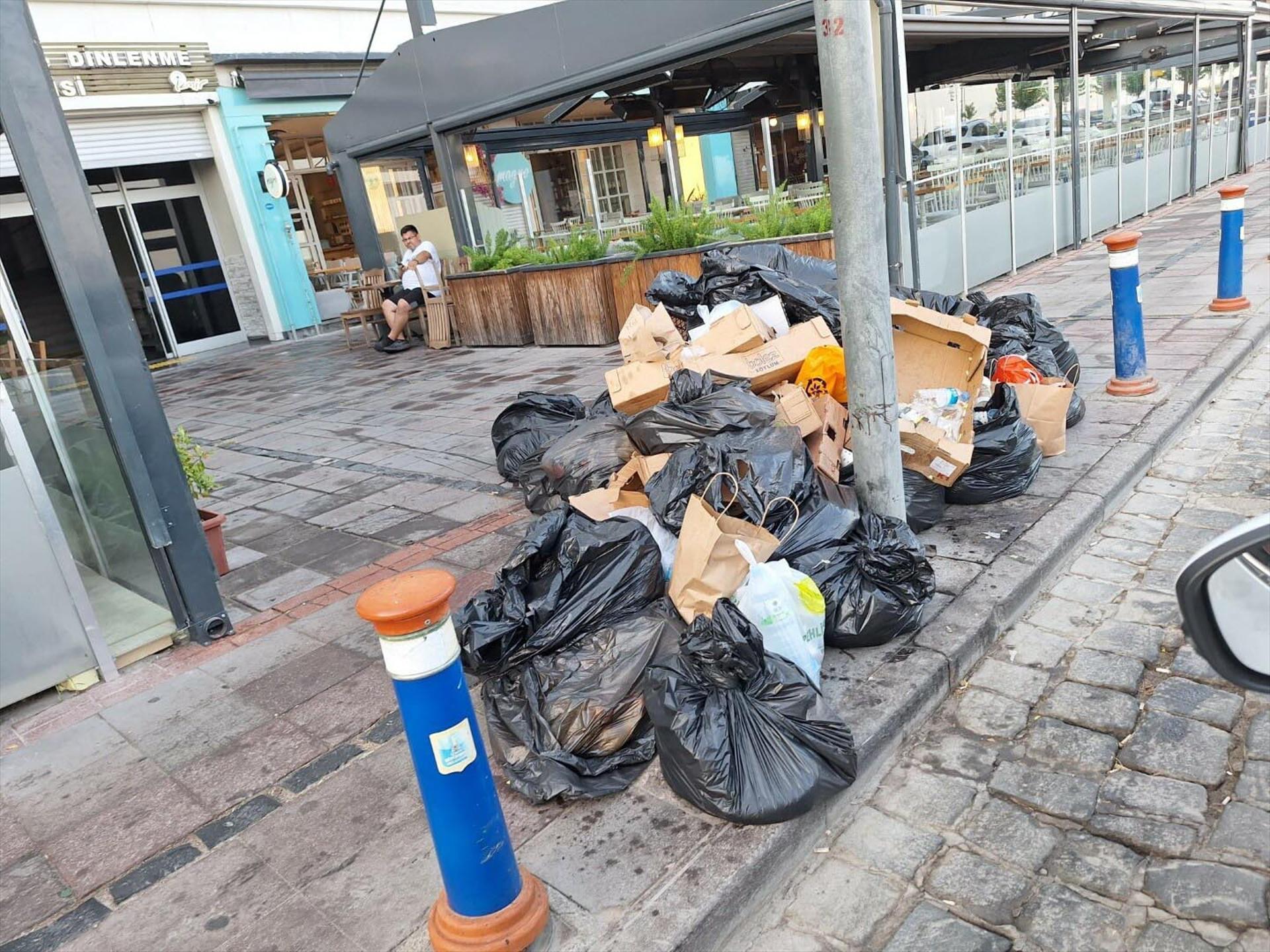 İzmir Büyükşehir Belediyesi'nde temizlik işçileri işi bıraktı; çöpler birikti