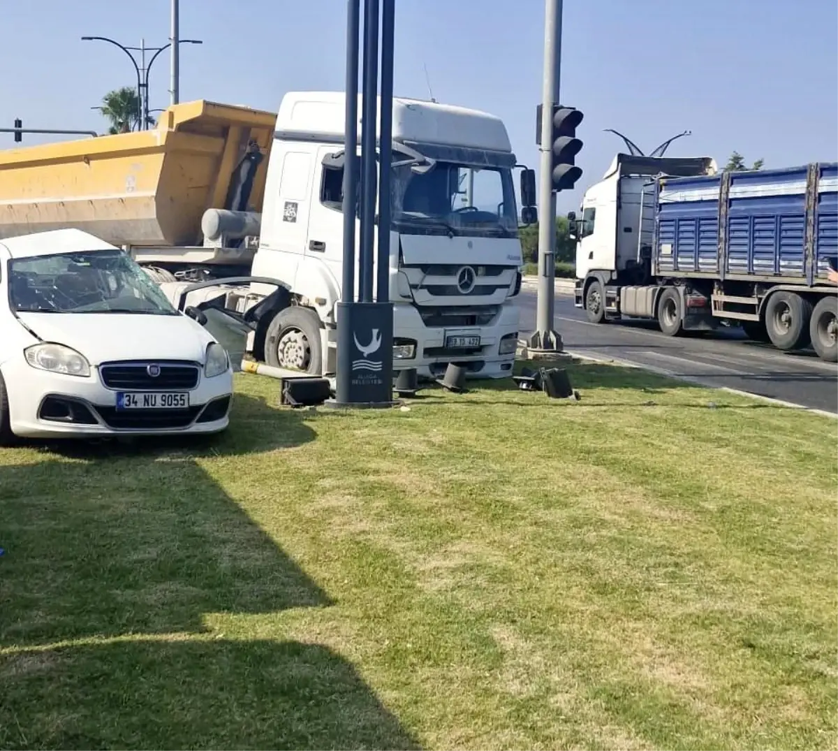 İzmir'de hafriyat kamyonu ile otomobil çarpıştı: 1 ölü