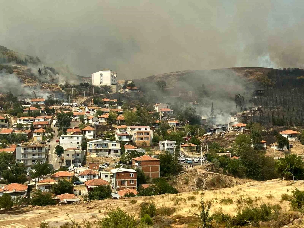 İzmir'de Yamanlar'da çıkan orman yangını evlere sıçradı