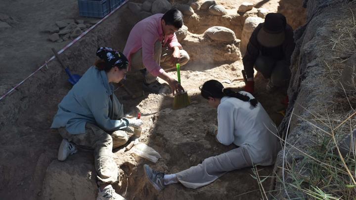 İzmir'de Yassıtepe Höyüğü'ndeki kazılarda 5 bin yıllık depo bulundu