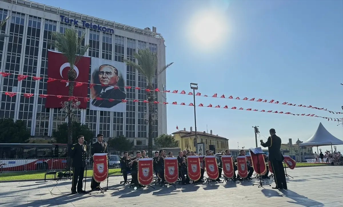 İzmir'de Zafer Bayramı kutlamalarında bando konseri