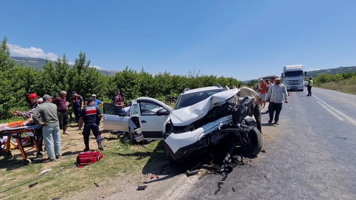 İznik'te Otomobil Çarpışması: 2'si Çocuk 4 Kişi Yaralandı