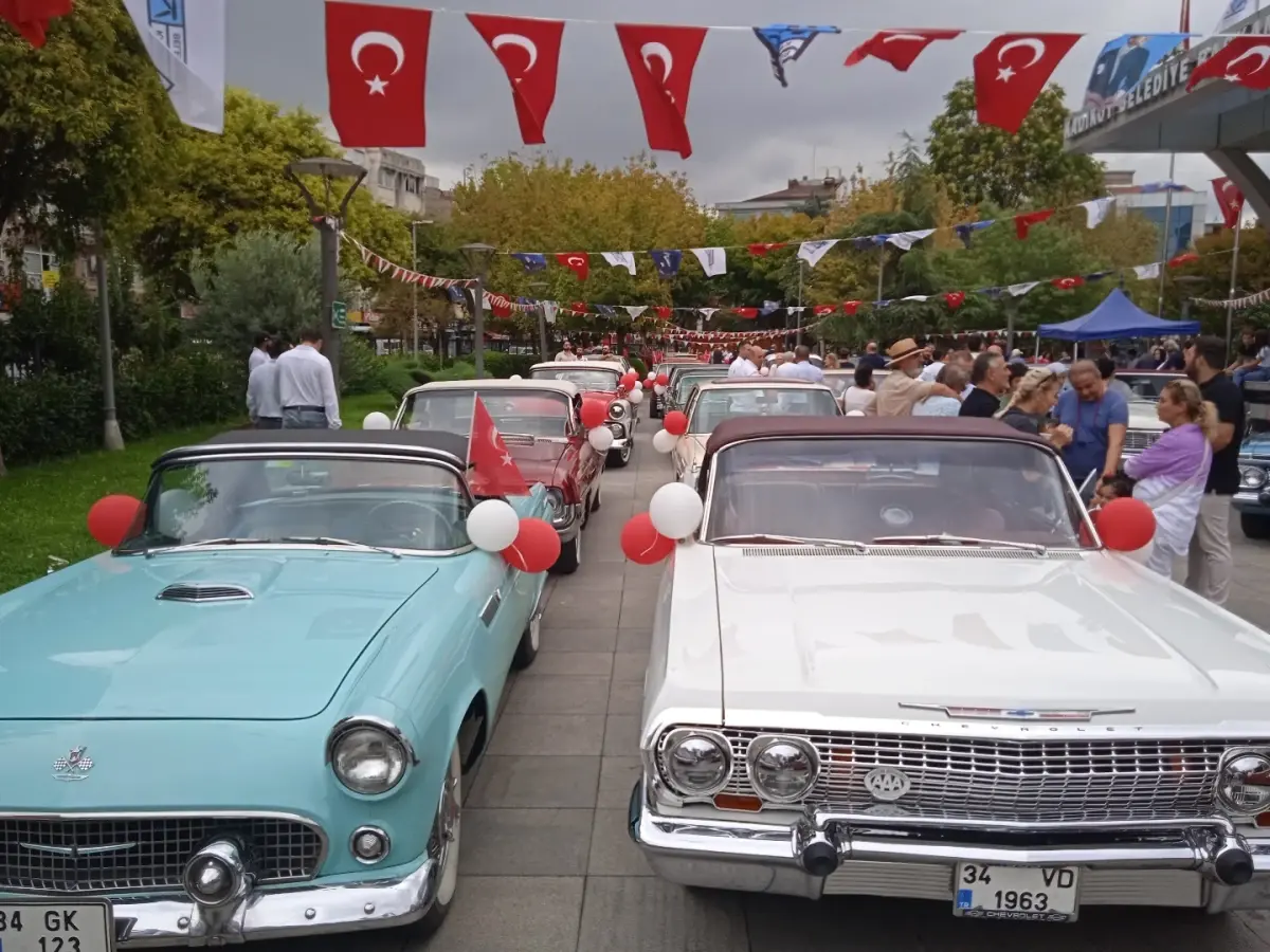 Kadıköy'de 30 Ağustos Zafer Bayramı Klasik Araç Konvoyu