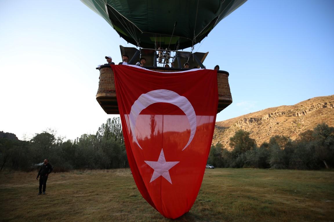 Kapadokya'da balonlar, 30 Ağustos Zafer Bayramı için havalandı