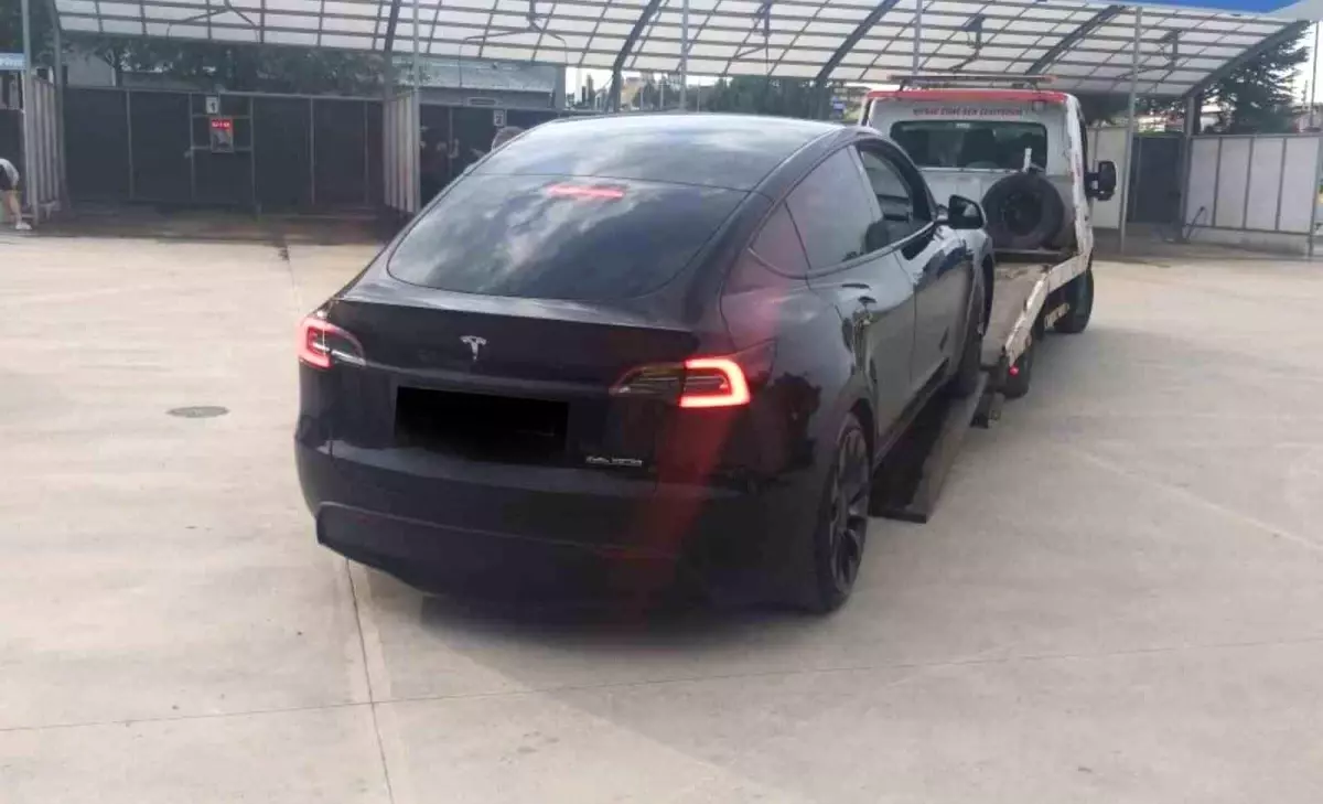 Kastamonu'da Tesla Marka Otomobili ile Drift Atan Sürücüye Cezai İşlem Uygulandı