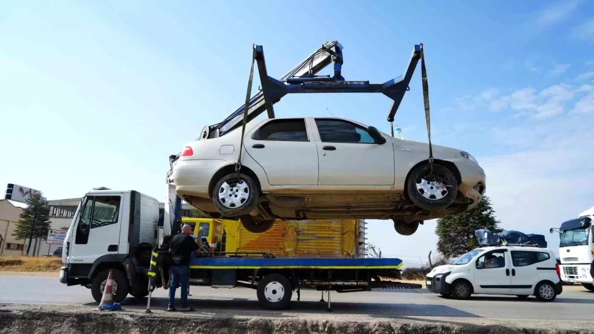 Kırıkkale'de Kontrolden Çıkan Otomobilin Ortaya Devrilmesi Sonucu İki Kişi Yaralandı