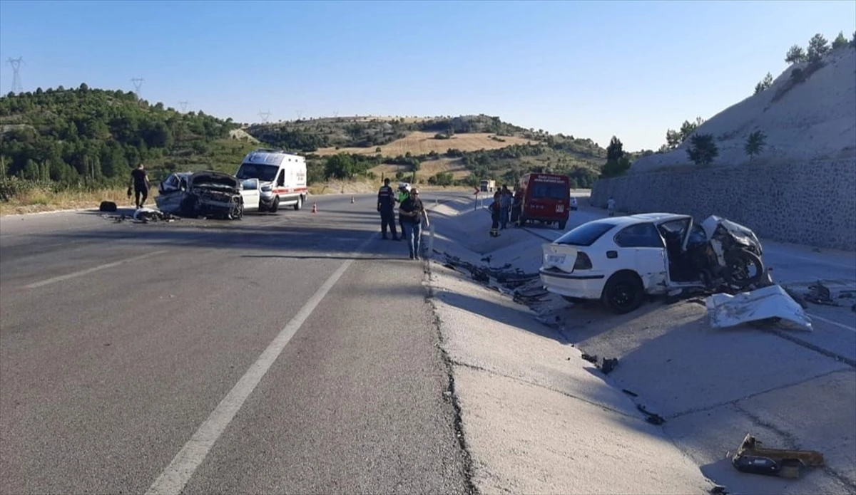 Kütahya'da Otomobil Kazası: 5 Kişi Yaralandı