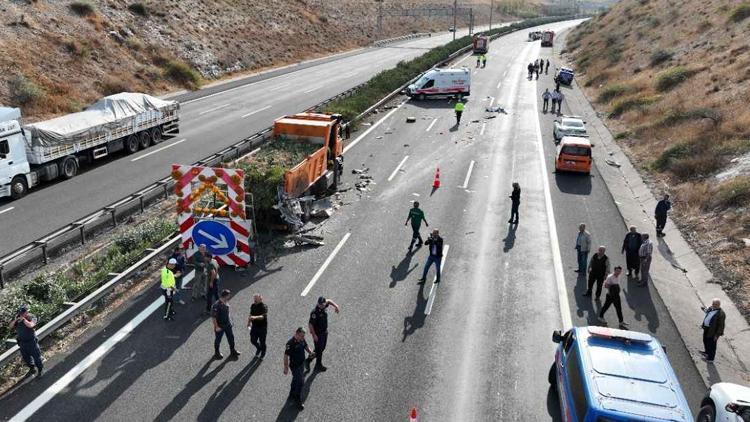 Lastik değiştirenlere TIR çarptı: 2 ölü, 1 yaralı