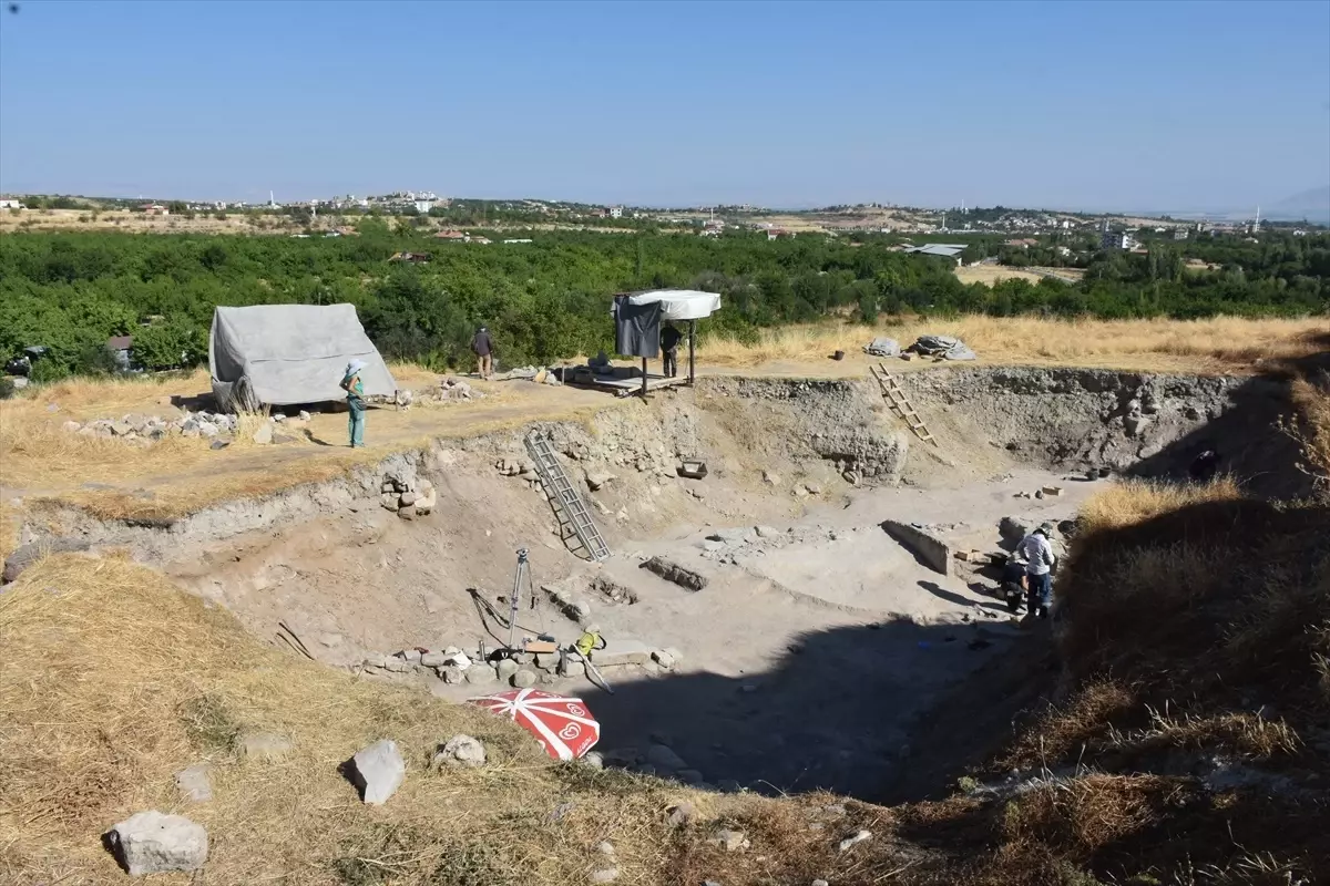 Malatya'da 7 Bin Yıllık Mühürler Bulundu