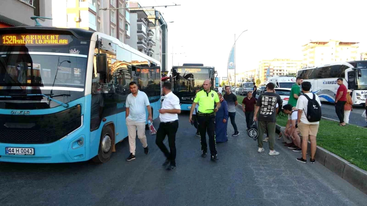 Malatya'da otomobil ile özel halk otobüsü çarpıştı: 2 yaralı