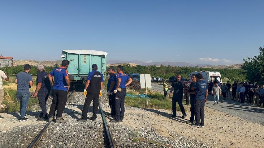 Malatya'da yük treni çapa motoruna çarptı: 3 can kaybı