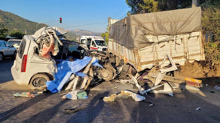 Manisa'da korkunç kaza! 4 can kaybı, 3 ağır yaralı