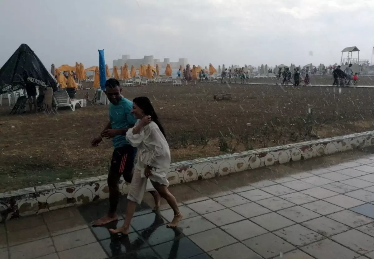 Mersin'de Sağanak Yağmur Tatilcileri Sahilden Kaçırdı