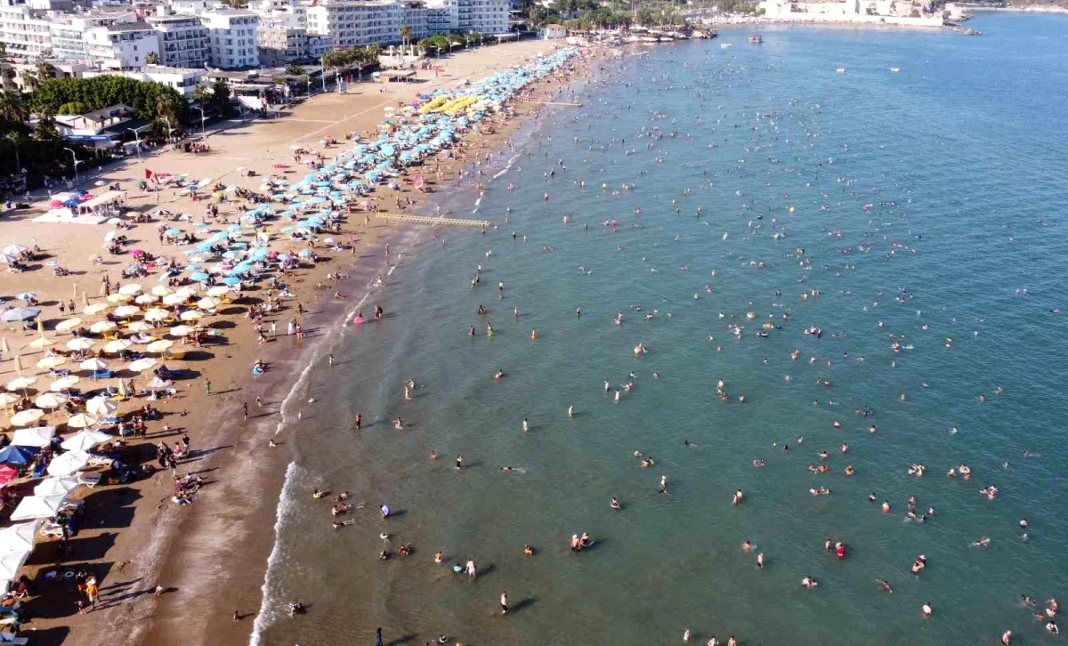 Mersin'in Kızkalesi'nde Tatilcilerin Yoğunluğu Dikkat Çekiyor