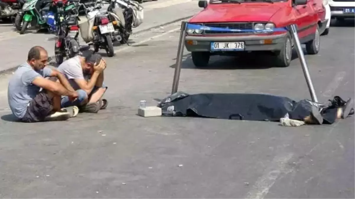 Motosiklet kazasında kadın öldü, yakını cesedin başından ayrılamadı