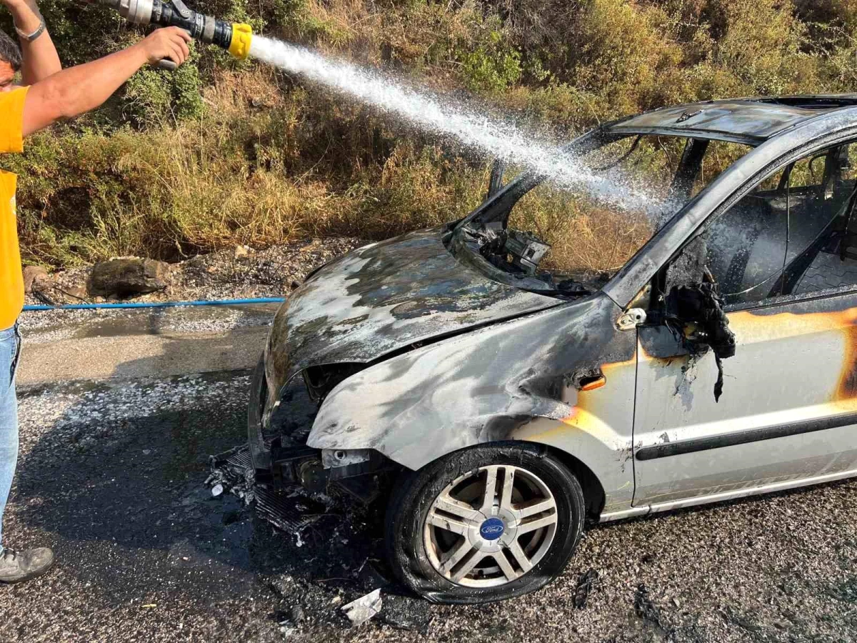 Muğla'da bir otomobil aniden alev aldı