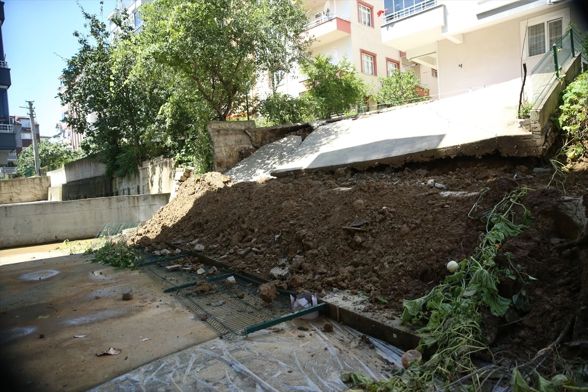 Ordu'da istinat duvarı çöktü, apartman tahliye edildi