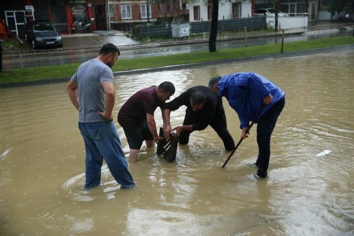 Ordu'da sağanak su baskınlarına neden oldu