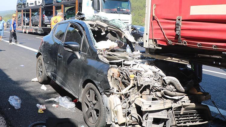 Otoyolda TIR'a arkadan çarpan otomobil hurdaya döndü: 3 yaralı