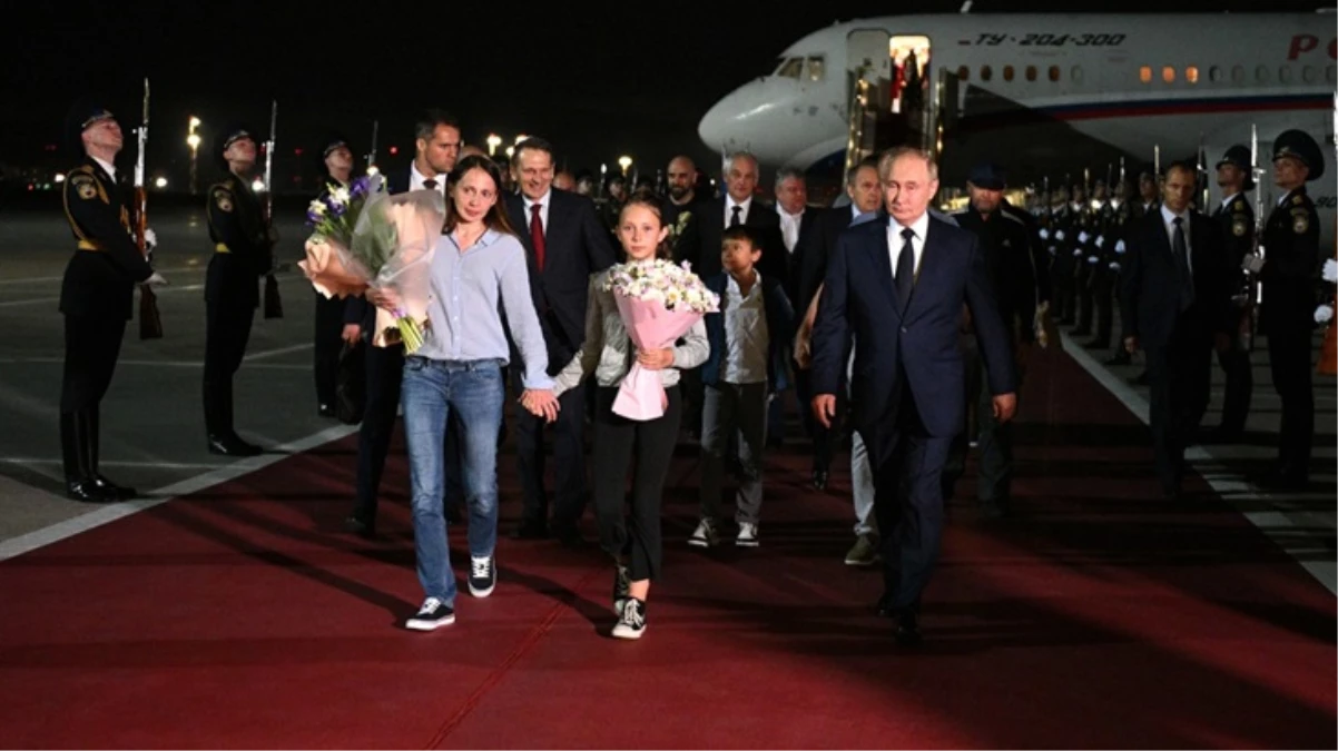 Putin, MİT'in tarihi takas operasyonuyla Rusya'ya dönenleri havalimanında karşıladı