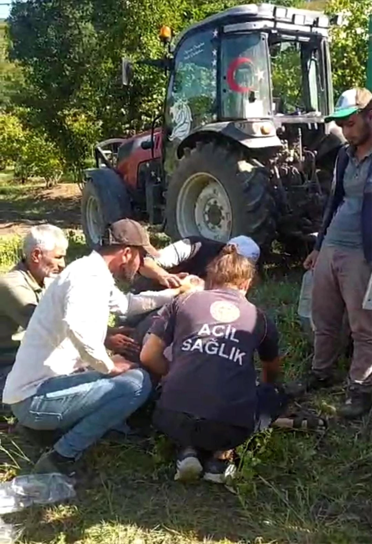 Sakarya'da otomobil ile traktör çarpıştı: 2 yaralı